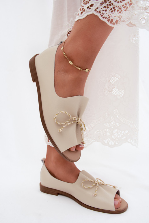 Sandali beige da donna con lacci decorativi e finitura lucida in pelle sintetica Coltrania