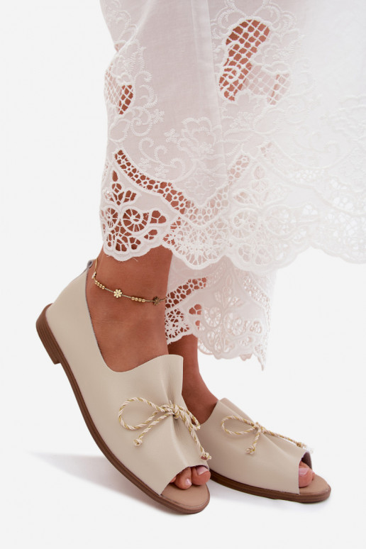Sandali beige da donna con lacci decorativi e finitura lucida in pelle sintetica Coltrania