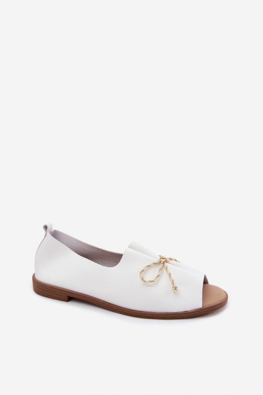 Sandali bianchi da donna con lacci decorativi e finitura lucida in pelle sintetica Coltrania