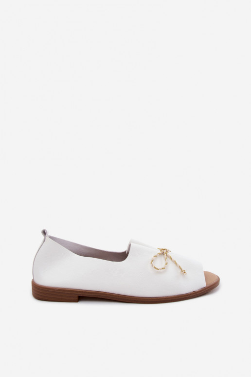 Sandali bianchi da donna con lacci decorativi e finitura lucida in pelle sintetica Coltrania