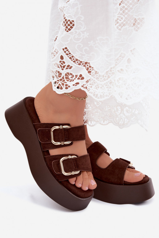 Zoccoli da donna con piattaforma e fibbie in colore cioccolato in ecopelle scamosciata Hazelia