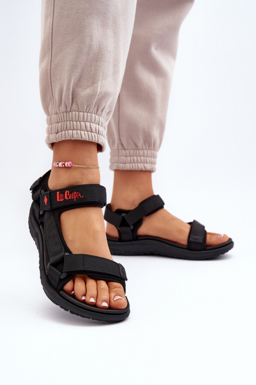 Sandali da donna con chiusure adesive in nero Lee Cooper LCIN-26-34-4423L