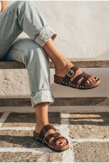 Pantofole da donna in pelle sintetica con fibbie marroni Cambria
