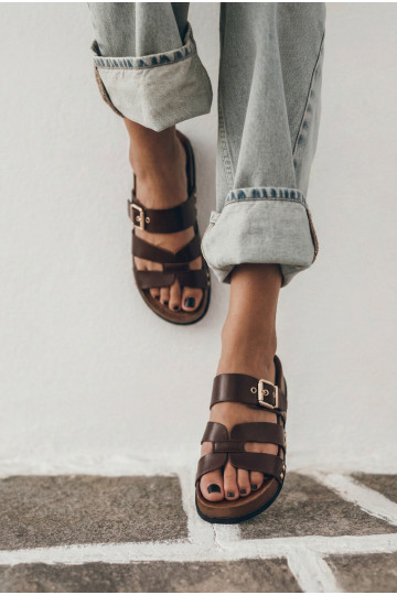 Pantofole da donna in pelle sintetica con fibbie marroni Cambria 2