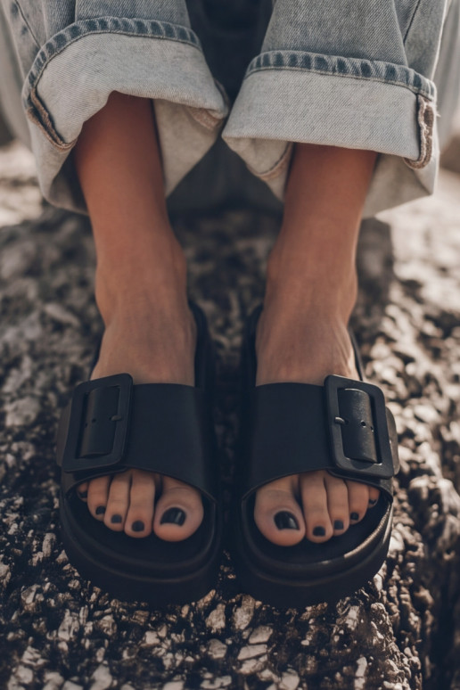 Pantofole nere da donna con piattaforma e fibbie Caramel