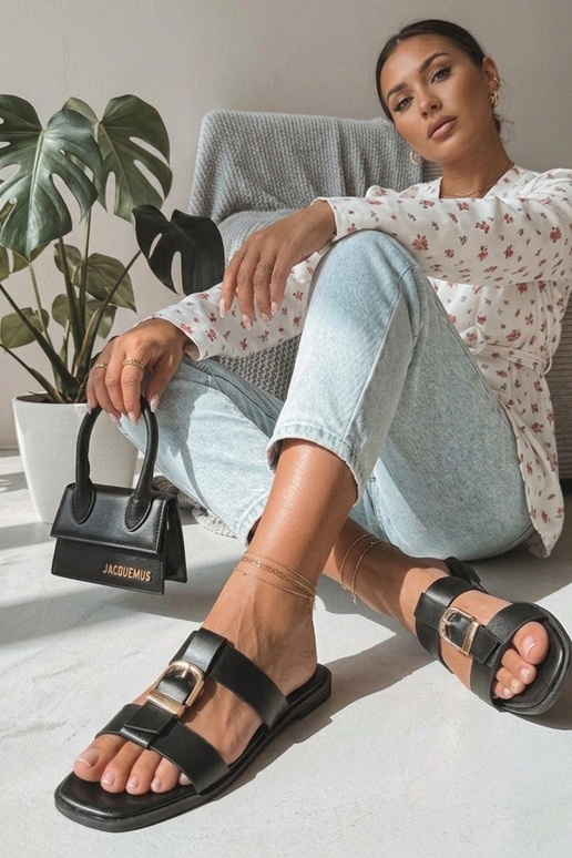 Zoccoli neri da donna con fibbia decorativa Lavinia