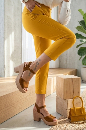 Sandali marroni da donna su tacco chunky Elara 2