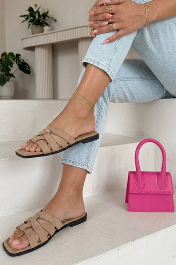 Zoccoli color sabbia da donna con cinturini in suede sintetico Cordelia