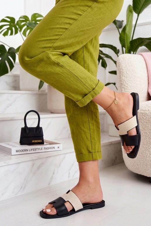 Zoccoli neri da donna decorati con intagli Cressida