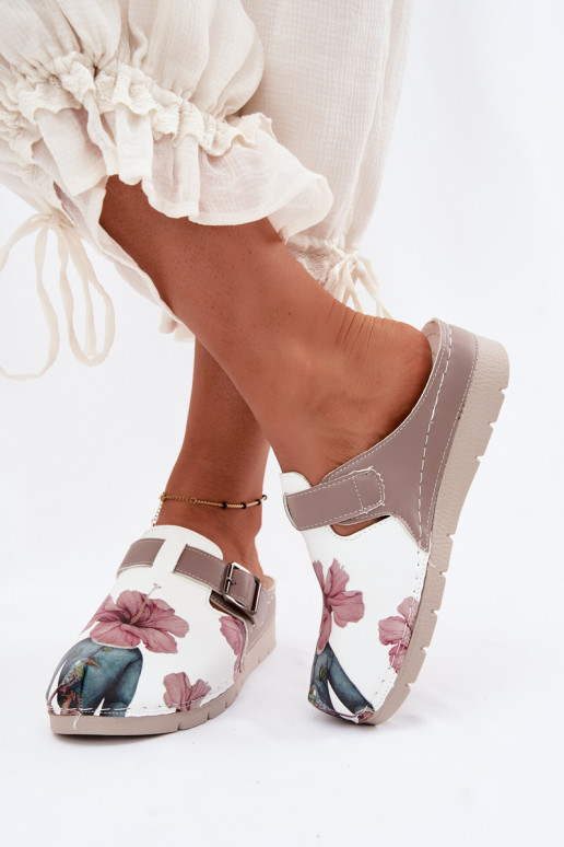 Zoccoli da donna con fibbie color sabbia