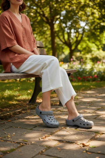 Zoccoli leggeri grigi da donna Parker 2