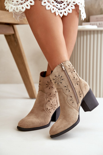 Stivaletti con dettagli in pizzo e tacchi in suede sintetico color sabbia Nevishiia 2