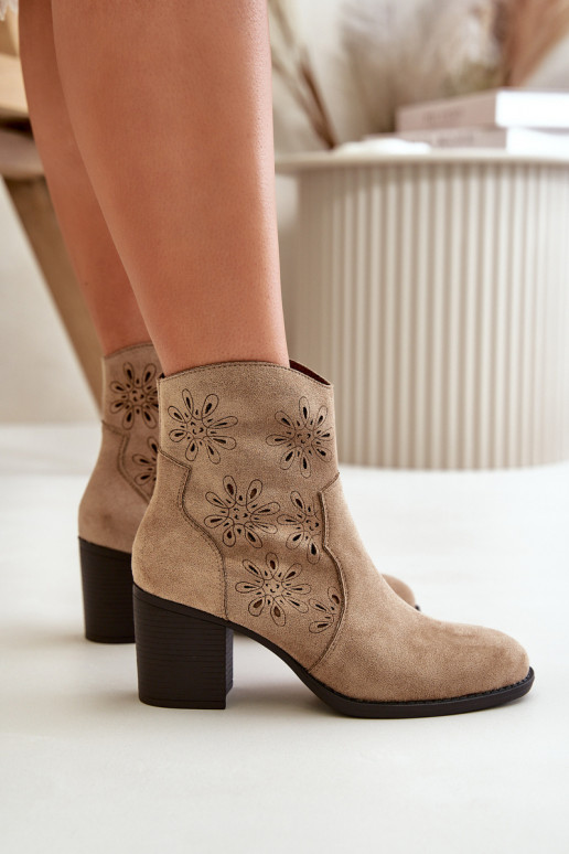 Stivaletti con dettagli in pizzo e tacchi in suede sintetico color sabbia Nevishiia