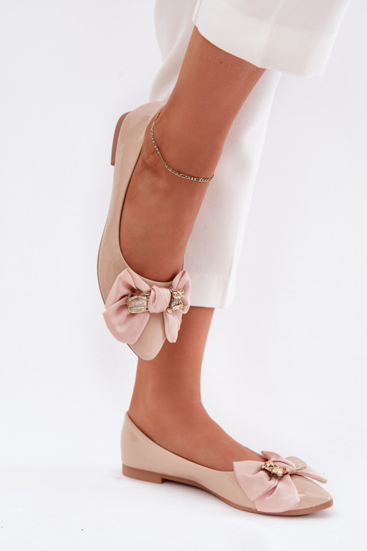 Ballerine verniciate con fiocchi e spille dorate in sabbia Rivona