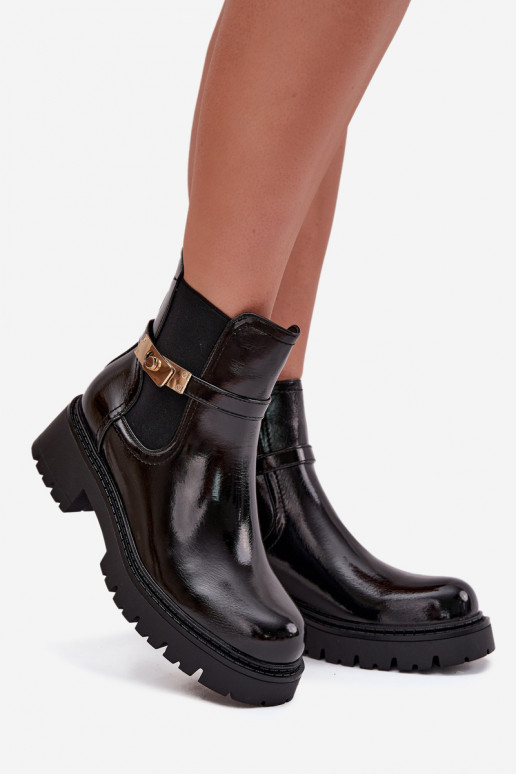 Stivaletti isolati e alla moda con effetto lucido e tacchi decorati in nero Vivessa