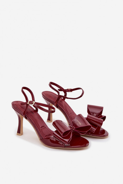 Sandali bordeaux con effetto verniciato, tacchi sottili e nastri Noliva