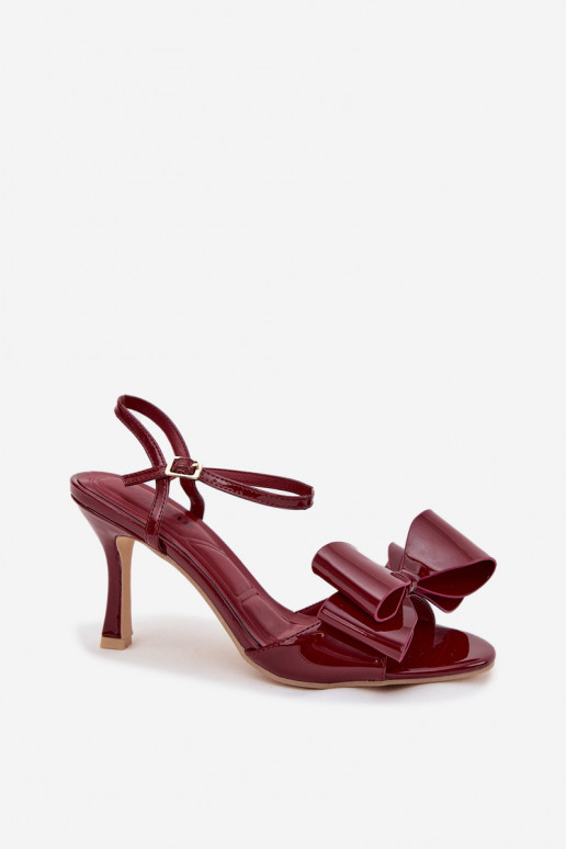 Sandali bordeaux con effetto verniciato, tacchi sottili e nastri Noliva