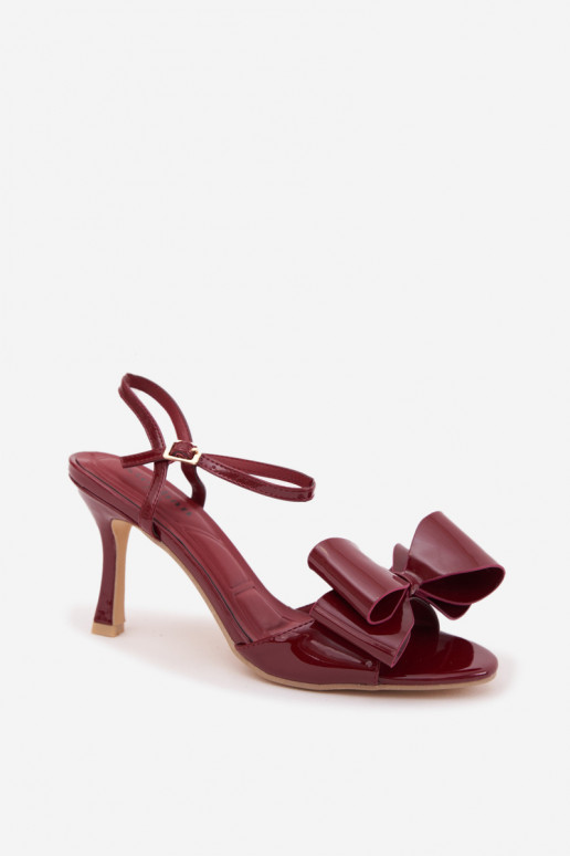 Sandali bordeaux con effetto verniciato, tacchi sottili e nastri Noliva