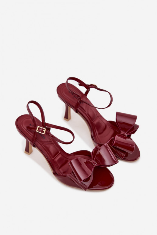Sandali bordeaux con effetto verniciato, tacchi sottili e nastri Noliva