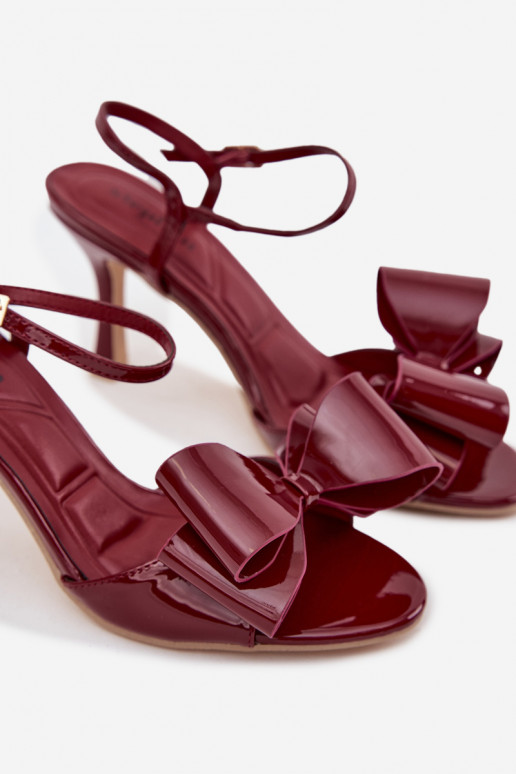 Sandali bordeaux con effetto verniciato, tacchi sottili e nastri Noliva