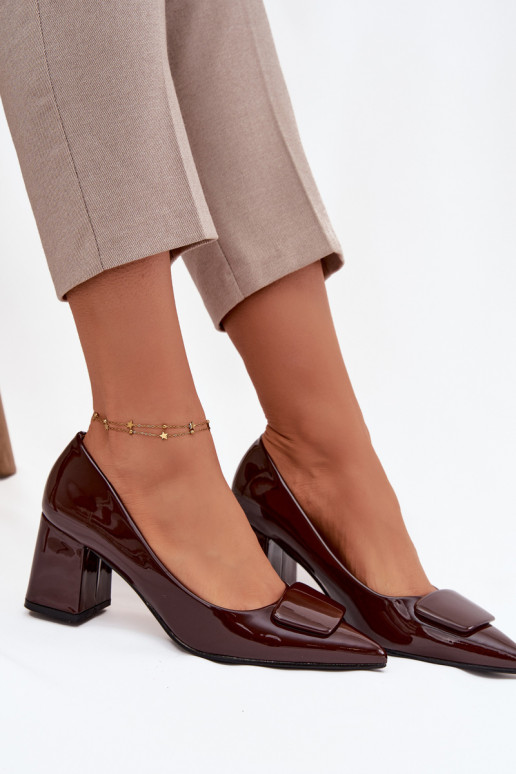 Scarpe effetto vernice con tacchi e ornamenti CzekoladoĮe Isoline