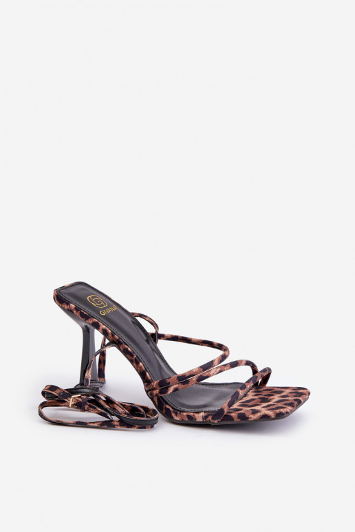 Sandali eleganti con tacchi sottili e cinturini, motivi leopardati in marrone Saredi