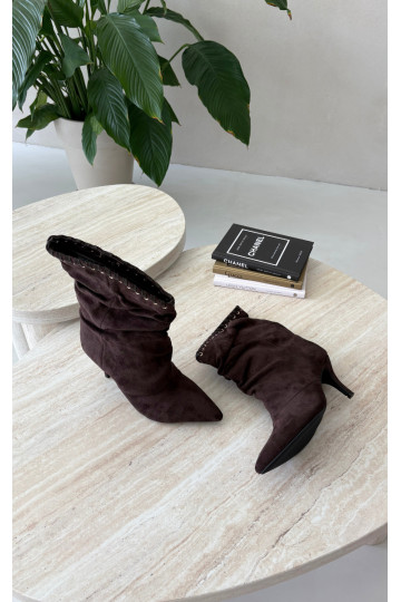 Stivaletti arricciati con tacchi sottili color cioccolato Herella