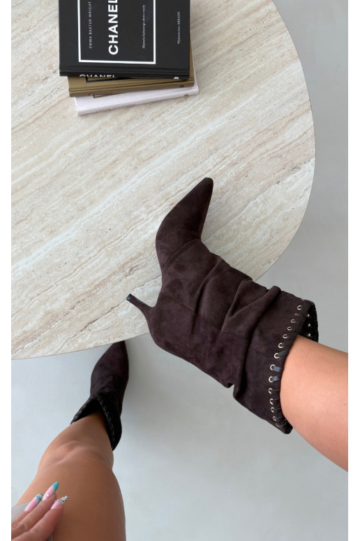 Stivaletti arricciati con tacchi sottili color cioccolato Herella