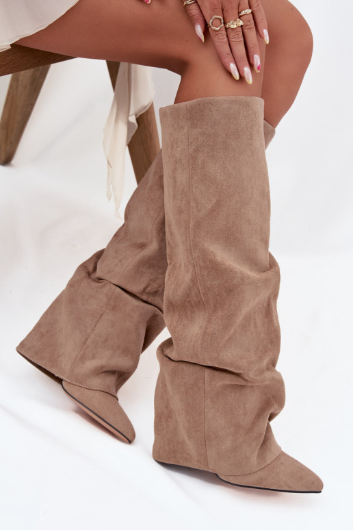Stivali alti da donna foderati con inserti e tacchi in ecopelle scamosciata color sabbia Elivira