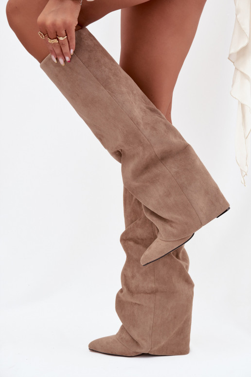 Stivali alti da donna foderati con inserti e tacchi in ecopelle scamosciata color sabbia Elivira