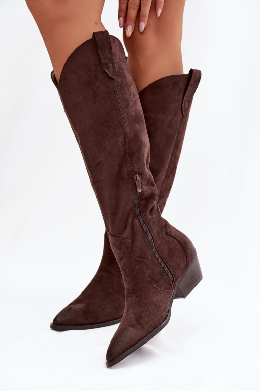 Stivali alti in ecopelle scamosciata stile cowboy con tacchi color cioccolato Jenaya
