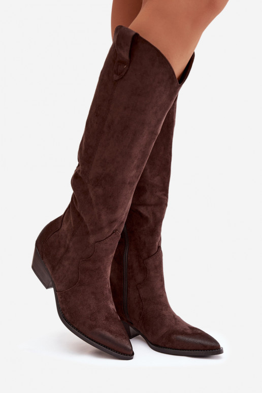 Stivali alti in ecopelle scamosciata stile cowboy con tacchi color cioccolato Jenaya