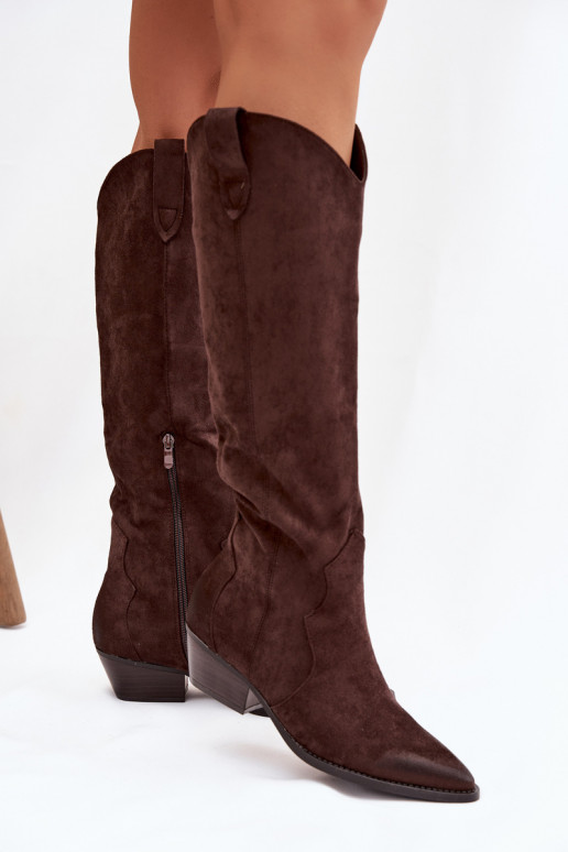 Stivali alti in ecopelle scamosciata stile cowboy con tacchi color cioccolato Jenaya