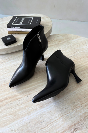 Stivaletti da donna con tacco sottile e punta affusolata in colore nero Bessia