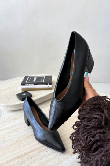 Scarpe con punta affusolata e tacchi quadrati in ecopelle color nero Lavisa