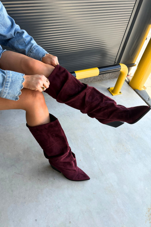 Stivali da donna sopra il ginocchio con parte superiore curva e tacchi in camoscio di colore bordeaux Durela