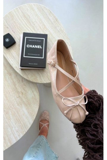 Ballerine beige in vernice con nastri Kokardką