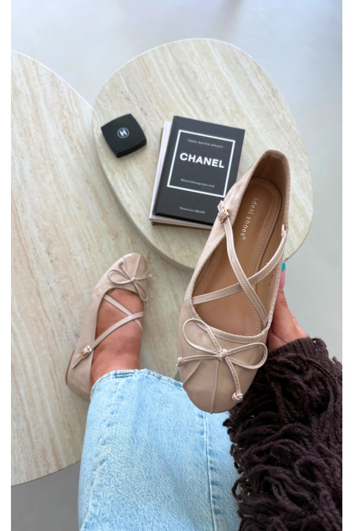 Ballerine beige in vernice con nastri Kokardką