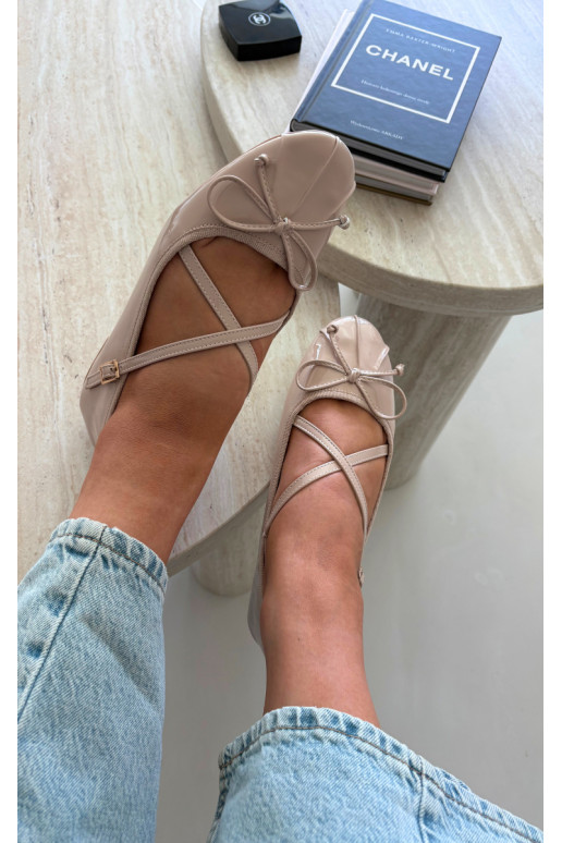 Ballerine beige in vernice con nastri Kokardką