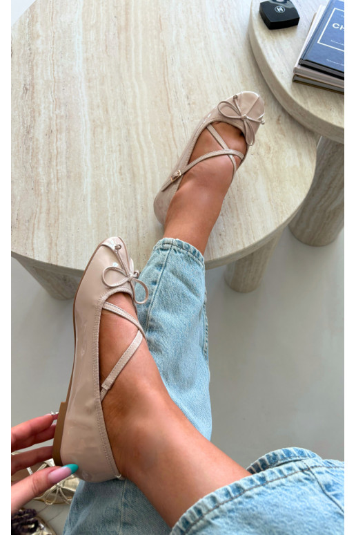 Ballerine beige in vernice con nastri Kokardką
