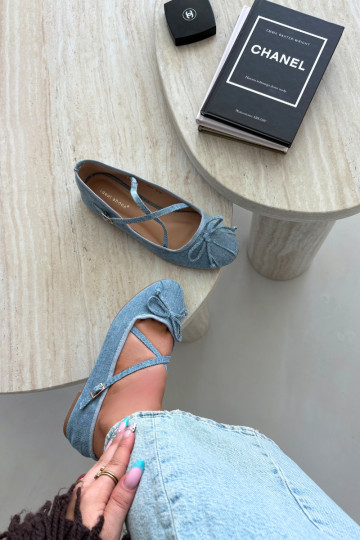 Ballerine in denim con nastri Kokardką