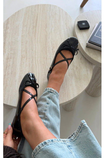 Ballerine nere in vernice con nastri Kokardką