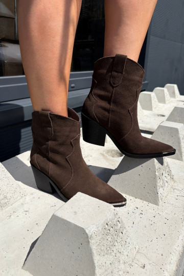 Stivali in suede cioccolato di stile cowboy isolati con tacchi Pelsa 2