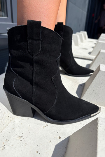 Stivali in suede neri di stile cowboy isolati con tacchi Pelsa