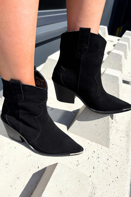 Stivali in suede neri di stile cowboy isolati con tacchi Pelsa