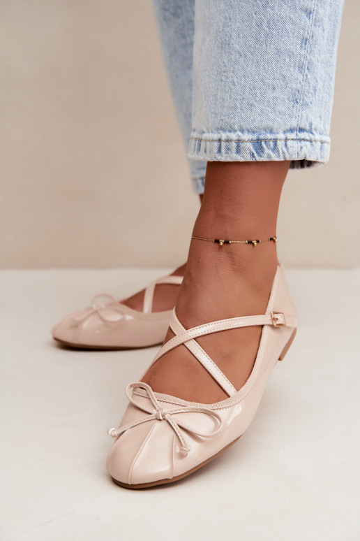 Ballerine beige in vernice con nastri Kokardką
