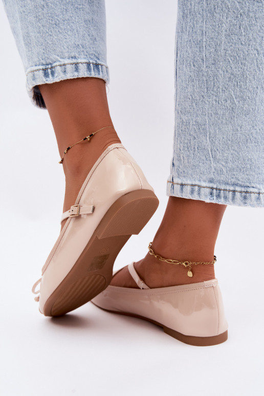 Ballerine beige in vernice con nastri Kokardką