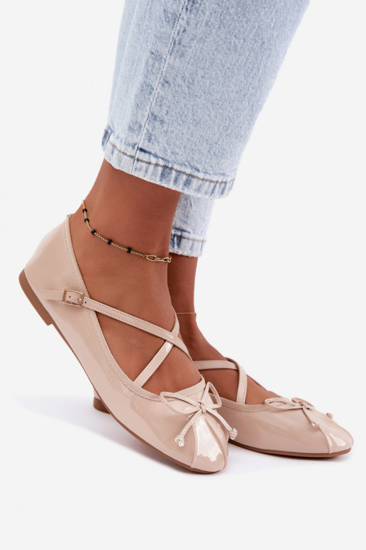 Ballerine beige in vernice con nastri Kokardką