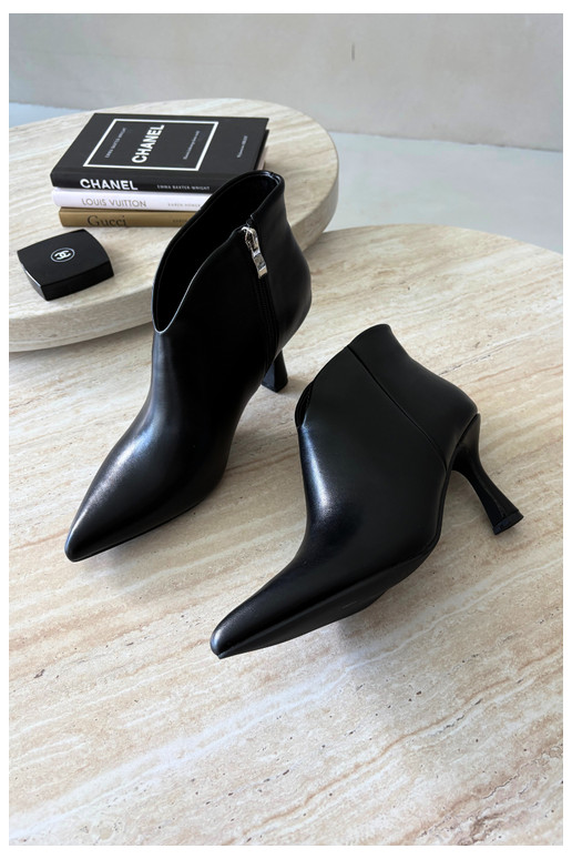 Stivaletti da donna con tacco sottile e punta affusolata in colore nero Bessia