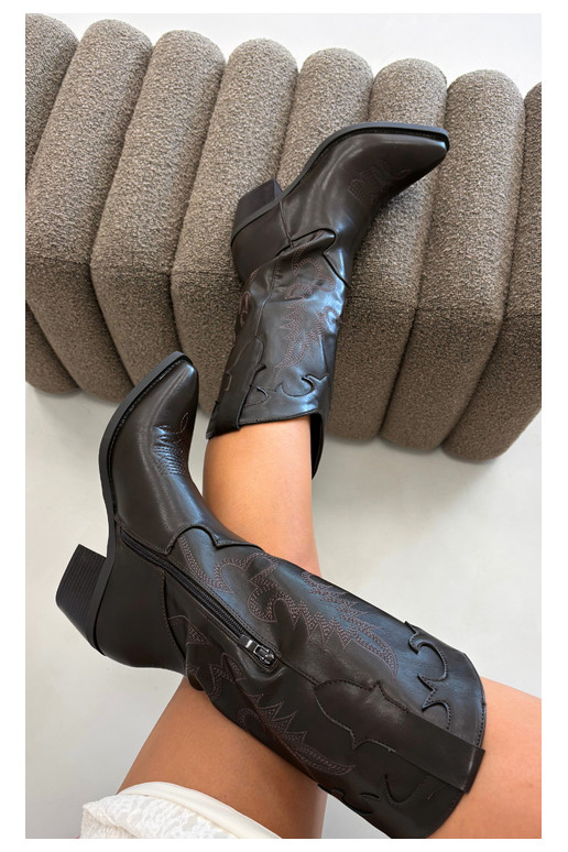 Stivali alti in stile cowboy con tacco in pelle sintetica color cioccolato Jarissa